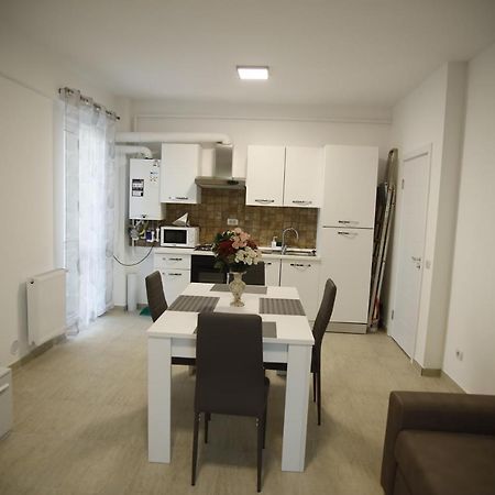 Lar Apartment Focşani Exteriör bild