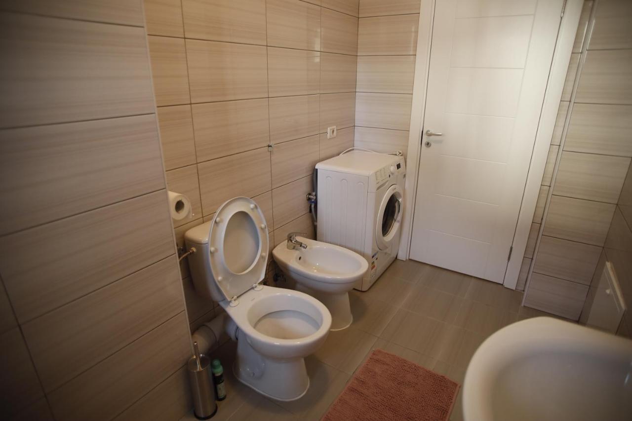 Lar Apartment Focşani Exteriör bild