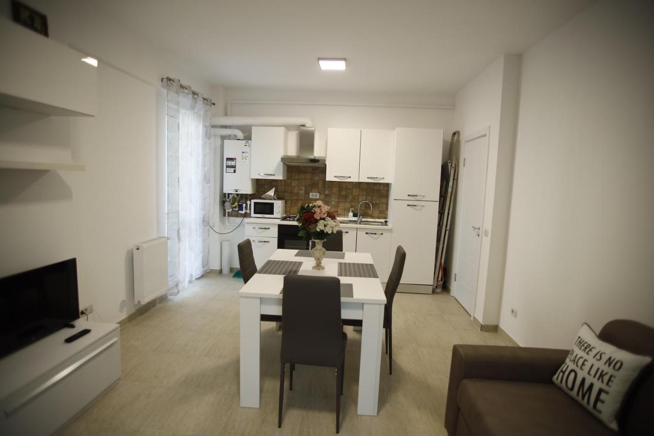 Lar Apartment Focşani Exteriör bild