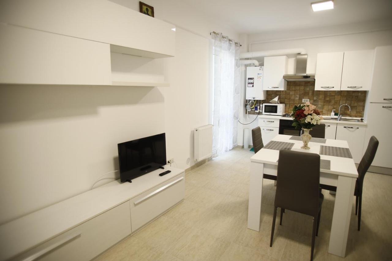 Lar Apartment Focşani Exteriör bild